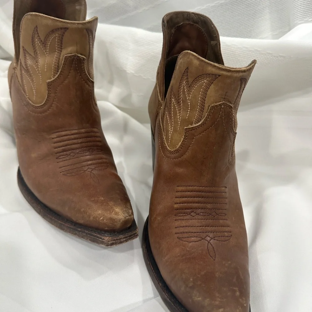 Wowens Ariat Hazel Naturally Distressed Brown Leather Ankle Booties size 10b - Picture 1 of 9